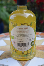 Laden Sie das Bild in den Galerie-Viewer, Limoncello Walcher 0,5l - 25% Vol.
